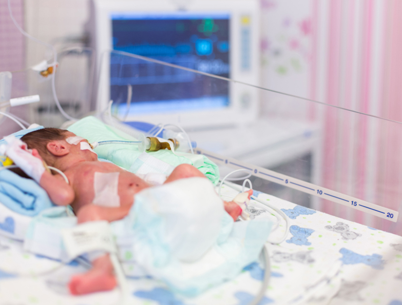 Un nou-nascut cu stare grava este salvat ca urmare a ingrijirii specializate in Sectia de Terapie Intensiva Neonatala din Campusul Medical Brasov