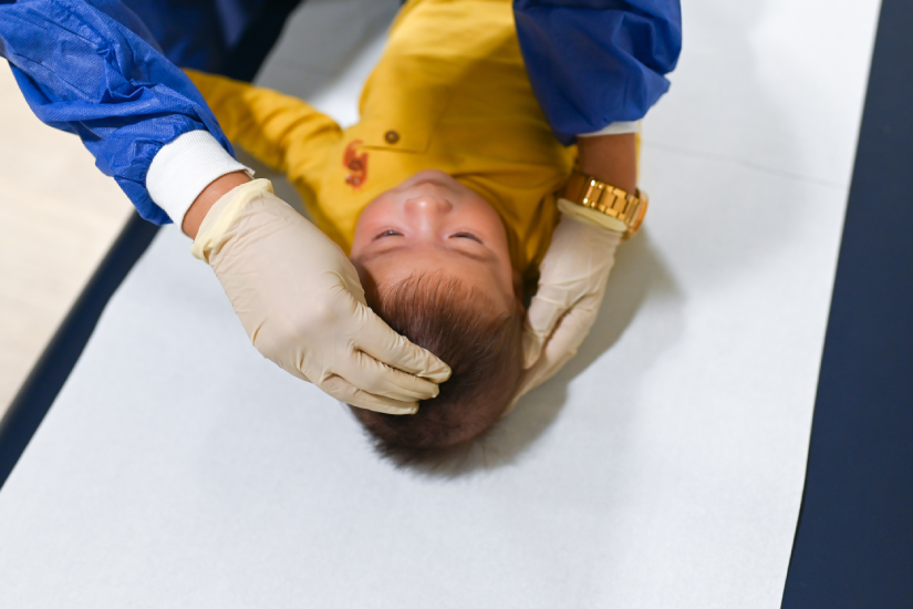 bebelus la doctor cu fontanela