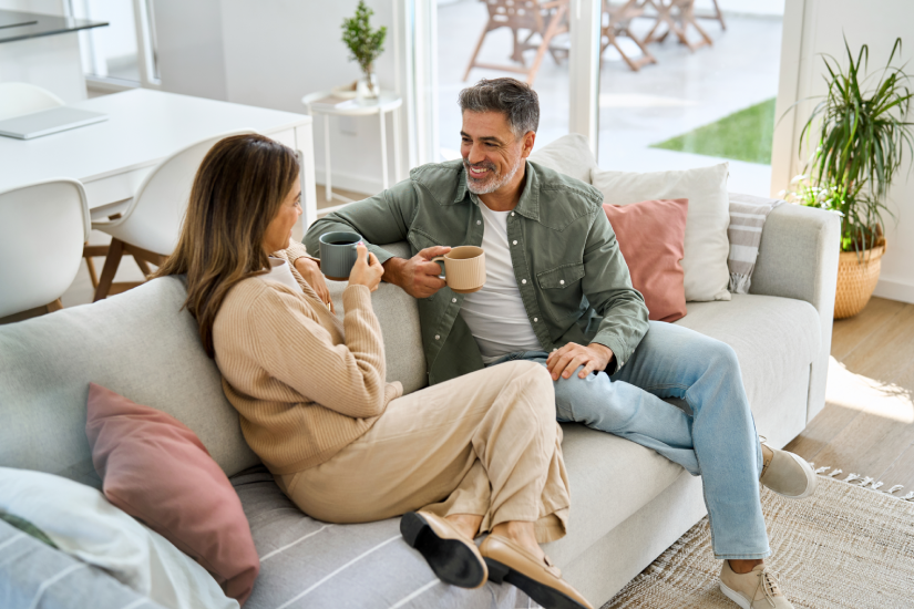 cuplu de seniori vorbind