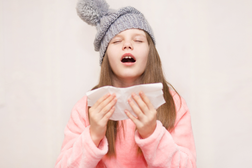 Copil care strănută