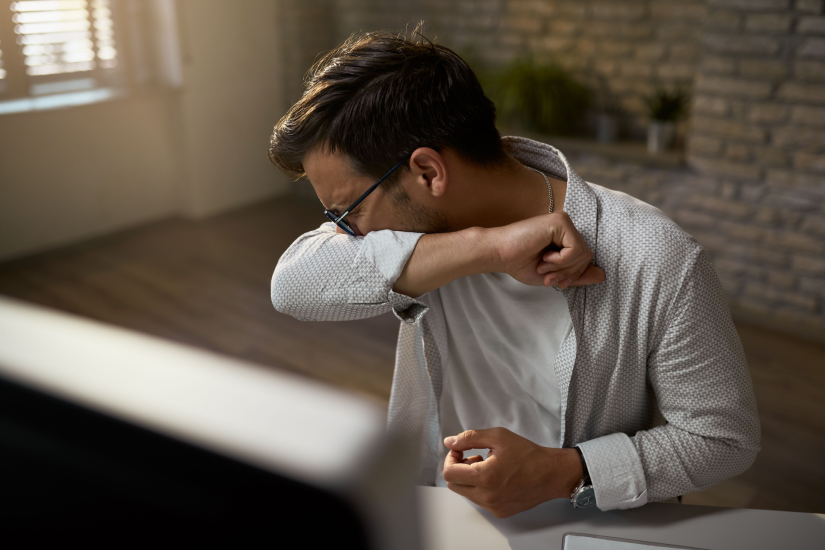 barbat care tuseste in cot