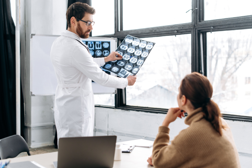 doctor-discuta-rezultate-CT-cu-pacienta