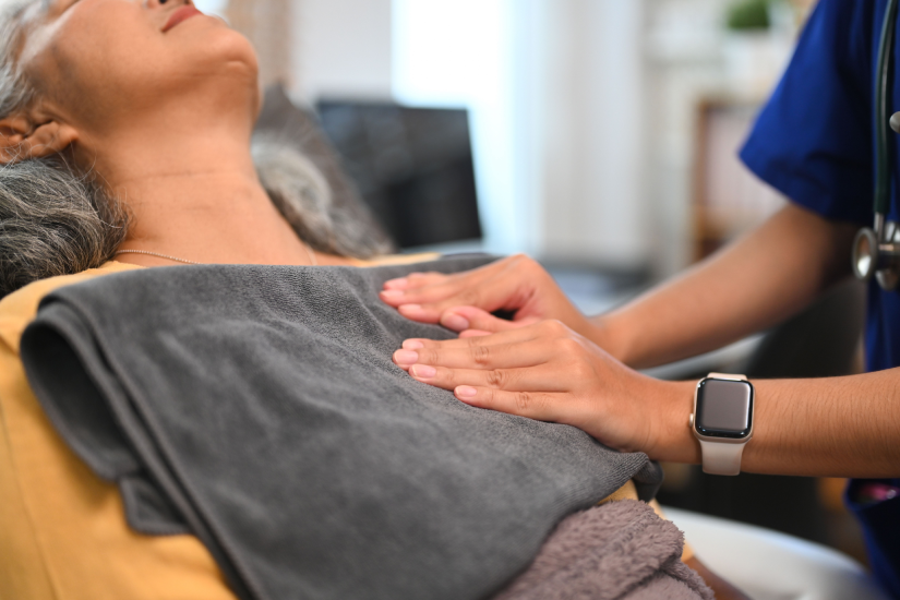 terapeut-facand-percutie-toracica