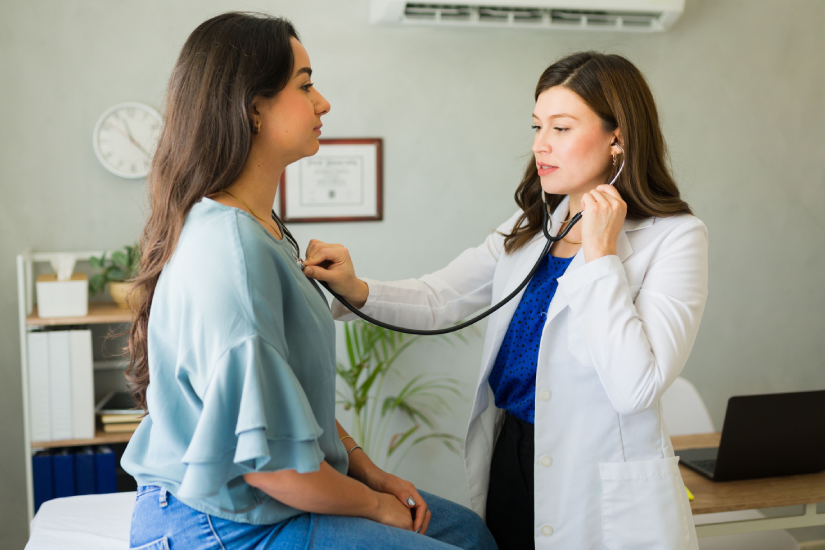 Medic cardiolog ascultând respirația unui pacient în timpul consultației medicale Caption: Consultația cardiologică