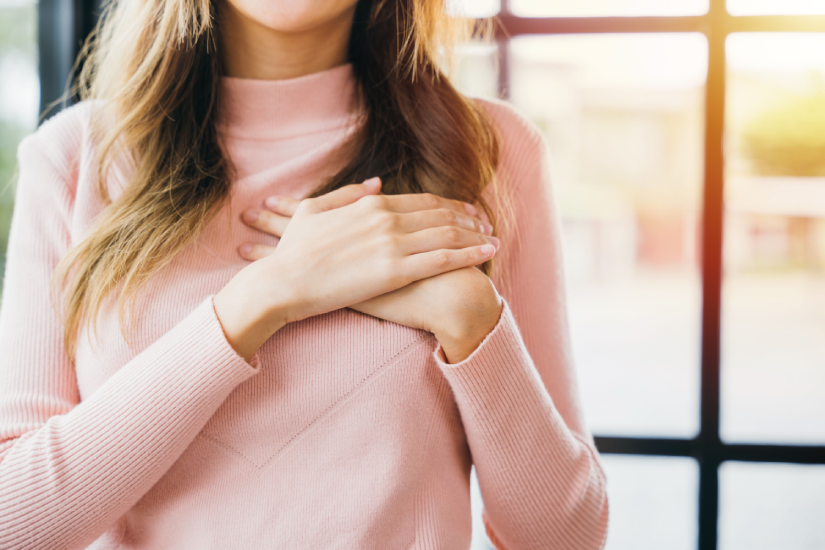 femeie-care-își atinge-pieptul-pentru-a-se-liniști