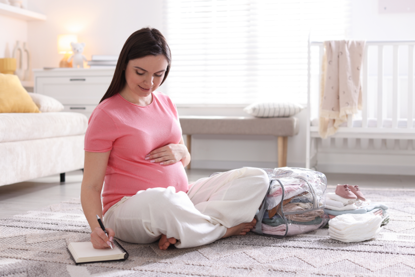 Femeie care se pregătește pentru naștere