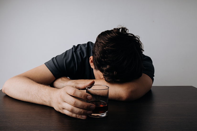 Consumul excesiv de alcool poate duce la ciroză hepatică