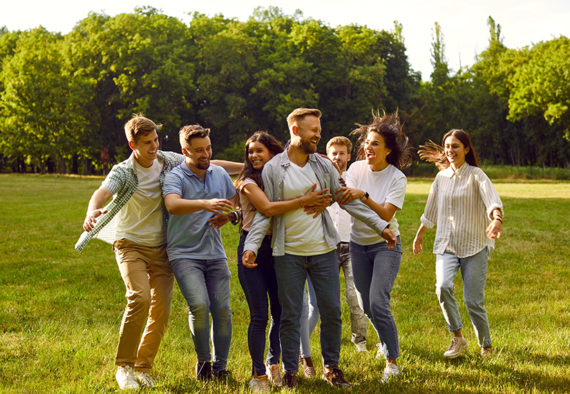 grup-de-persoane-socializand