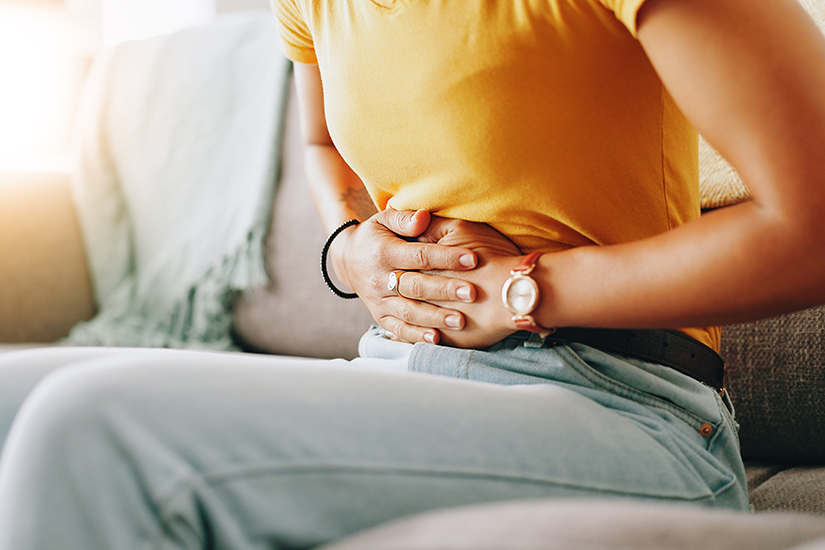 Femeie care resimte durere abdominală