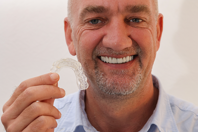 senior-cu-aparat-dentar-transparent