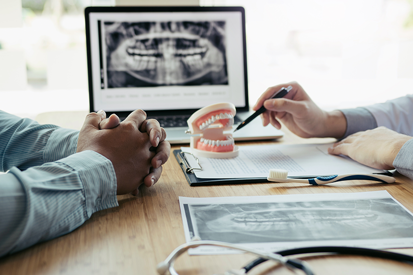 Consult stomatologic pentru implant