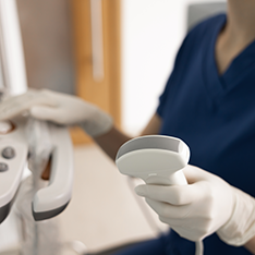 Medic efectuand o ecografie cardiaca cu ajutorul unui aparat ecograf.