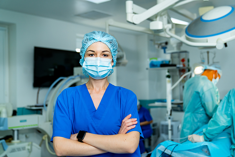 Medic chirurg în sala de operație