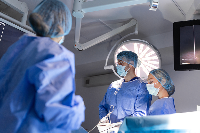 Echipă de medici chirurgi specializați în bariatrie