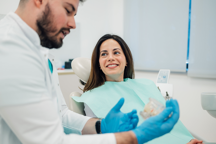 Medic care explică diferența dintre implanturile dentare