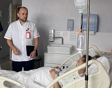 medic si pacient - vizita in salon