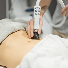 Examinare abdominală realizată cu un dispozitiv medical, pentru evaluarea țesuturilor și structurilor din zona abdomenului.