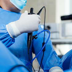 Medic efectuând o procedură de endoscopie digestivă