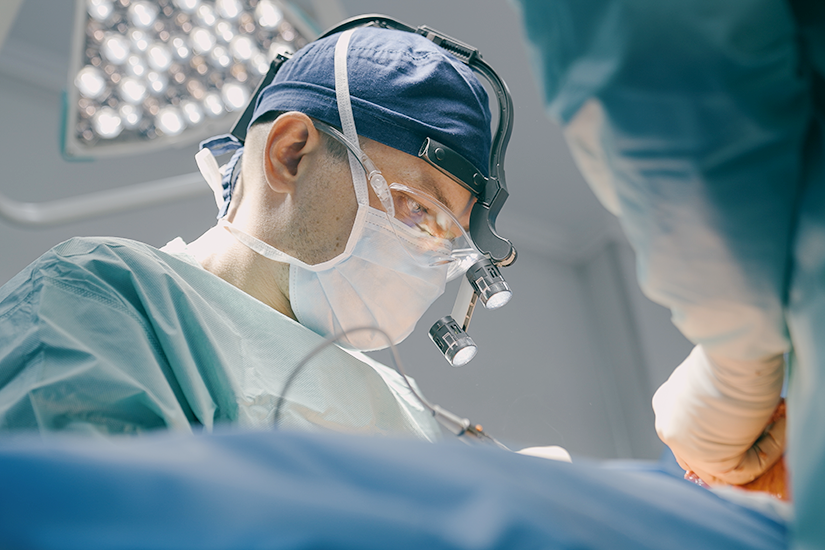 Medici care efectuează chirurgie laparoscopică