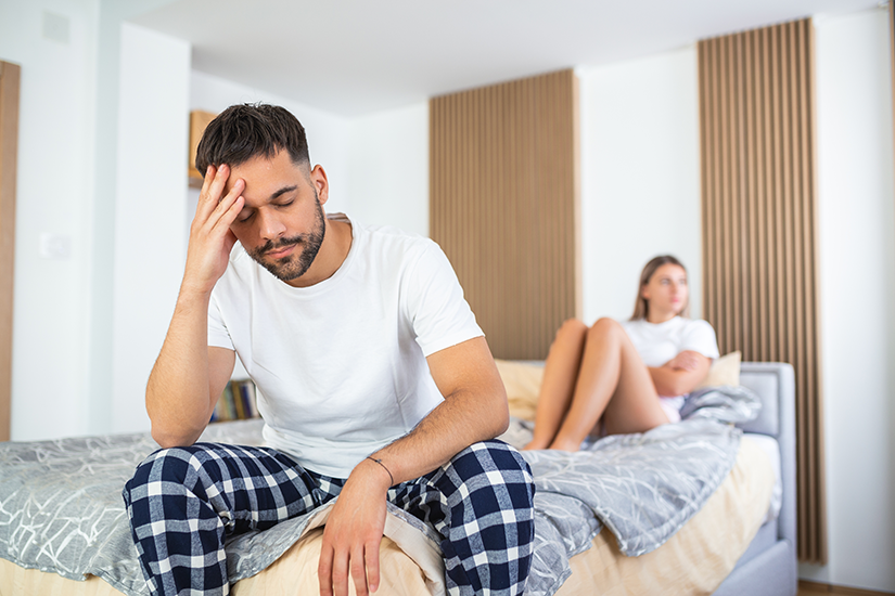Tânăr bărbat confruntându-se cu problema disfuncției erectile