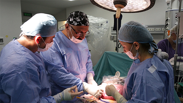 7 medici de la Regina Maria si Brain Institute au operat cu succes pe coloana vertebrala o fetita de doar 1250 de grame aflata inca in uterul mamei