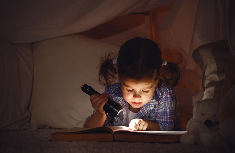 Cititul la lumină proastă afectează vederea copiilor?
